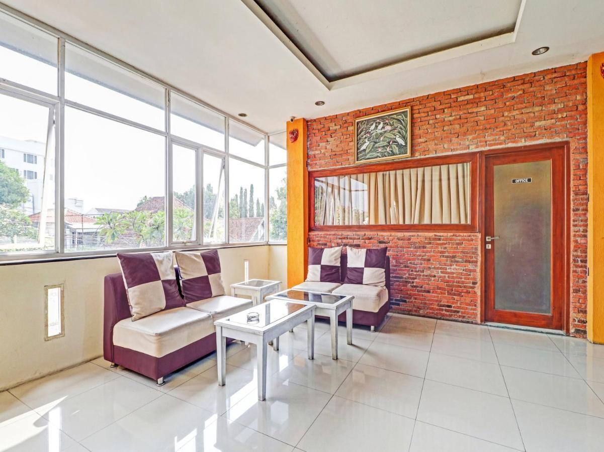 Oyo 90408 Hotel Horton Cirebon Extérieur photo